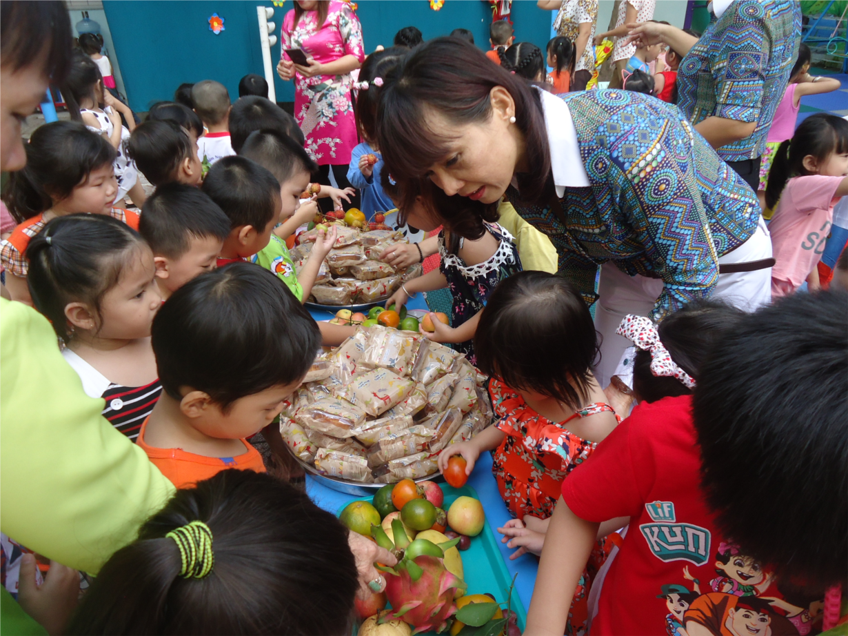 Các bé lớp Lá phá cỗ Trung Thu.JPG